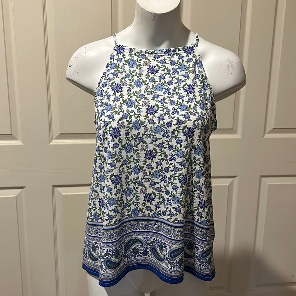 E&M Floral top. Medium. Button back with keyhole.